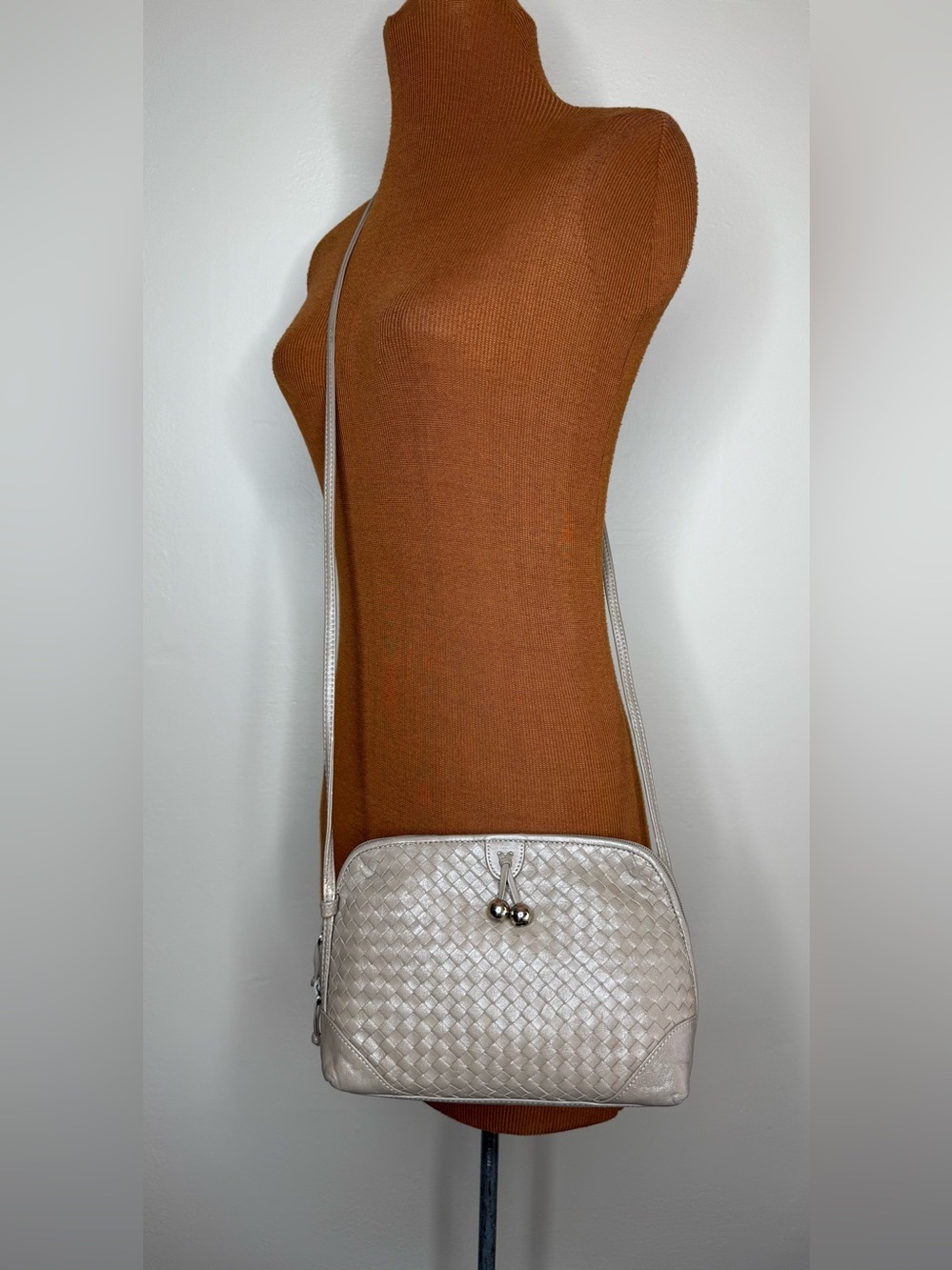 Ganson 80s Champagne Woven Leather Crossbody Bag Clutch Purse Tassel Zip Close